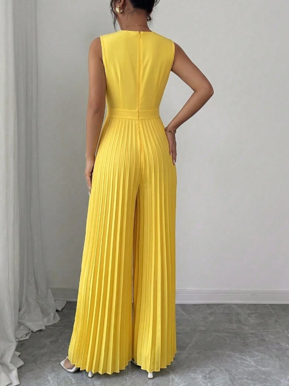 Yellow Casual Women's Elegant V-Neck Sleeveless Metal Buckle Pleated Jumpsuit - Picture 2 of 5